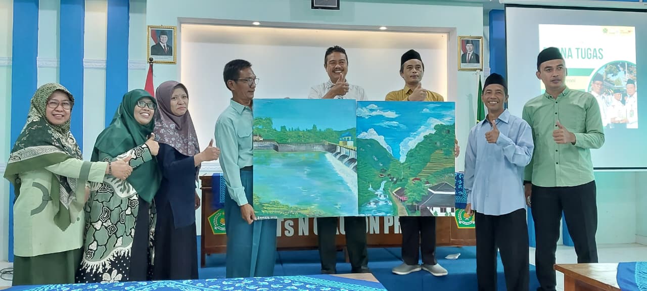 Purna Tugas Berkesan, Zamroni Persembahkan Lukisan untuk MTsN 6 Kulon Progo